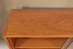 Vintage Space Hellerau Vitrine aus warmem Holz mit sichtbarer Maserung und Glasschiebetüren im Mid Century Design
