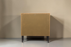 Rückansicht der Vintage Space Hellerau Mid Century Vitrine mit senfgelber Rückwand und schwarzen Holzbeinen