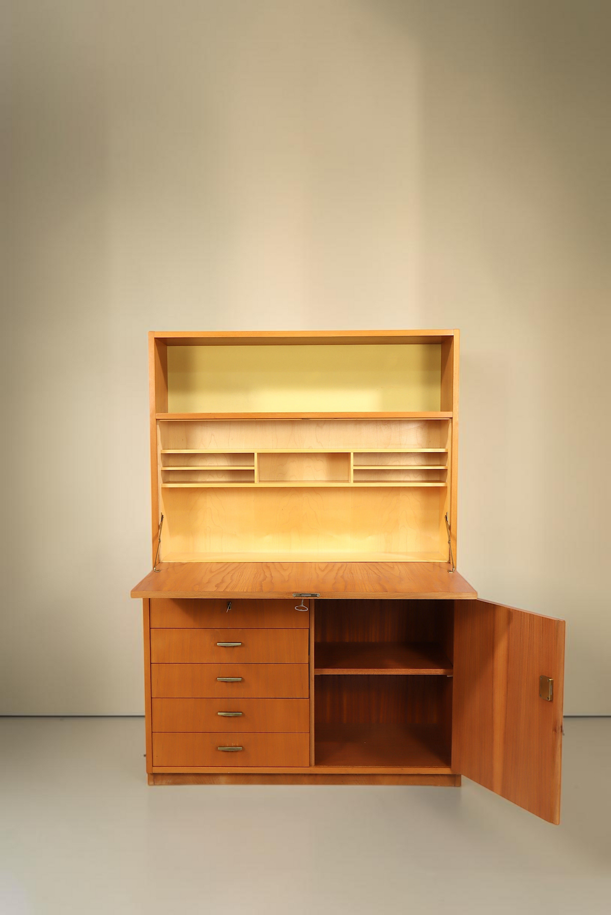 Vintage Space Hellerau Sekretär 605/1 aus Rüster Holz mit aufklappbarer Schreibfläche und Schubladen im Mid-Century Stil