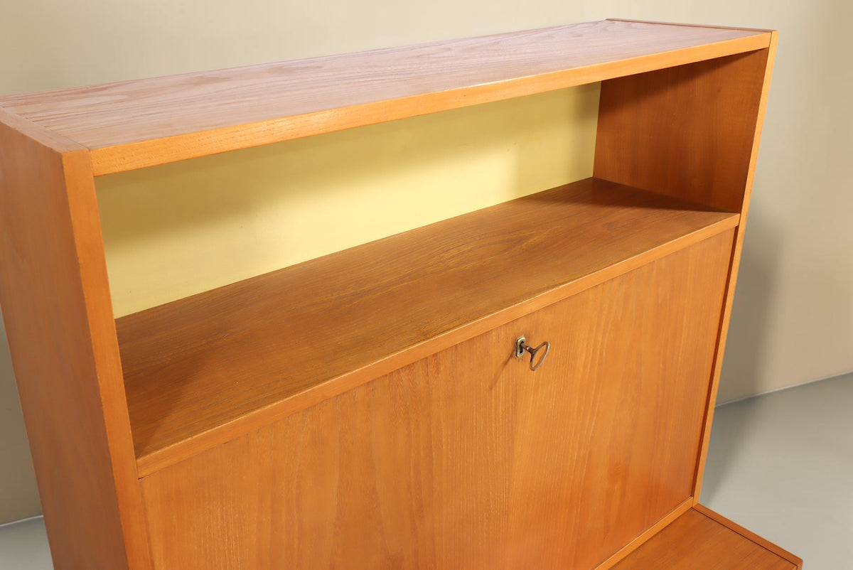 Vintage Space Hellerau Sekretär 605/1 aus Rüster Holz mit gelber Rückwand und aufklappbarer Schreibfläche