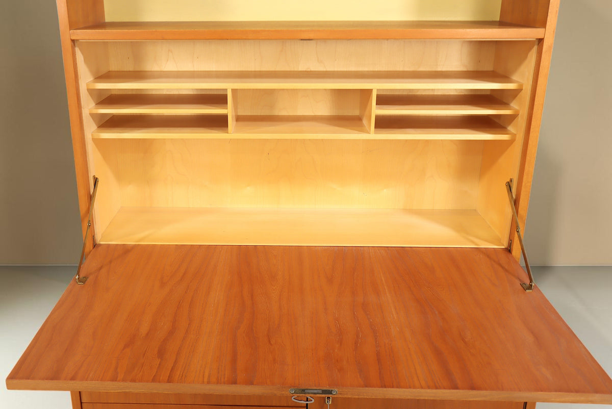 Vintage Space Hellerau Sekretär 605/1 aus Rüster Holz mit aufgeklappter Schreibfläche und Fächern im Mid-Century Design