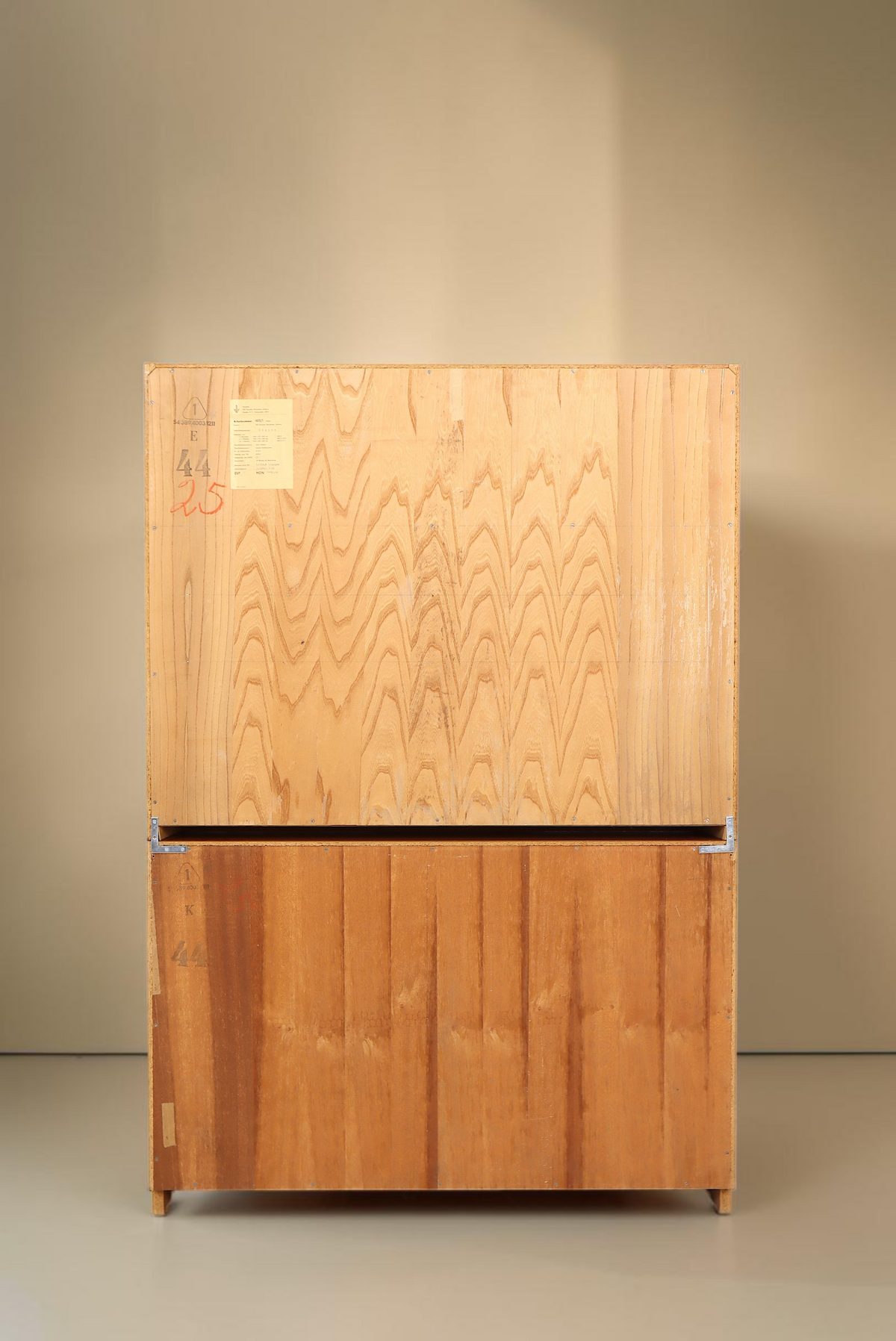 Vintage Space Hellerau Sekretär 605/1 aus Rüster Holz, Rückansicht mit originalem Herstelleretikett von 1965