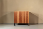 Vintage Space Hellerau Mid Century Schrank mit Holzmaserung und schwarzen konischen Füßen, Rückansicht