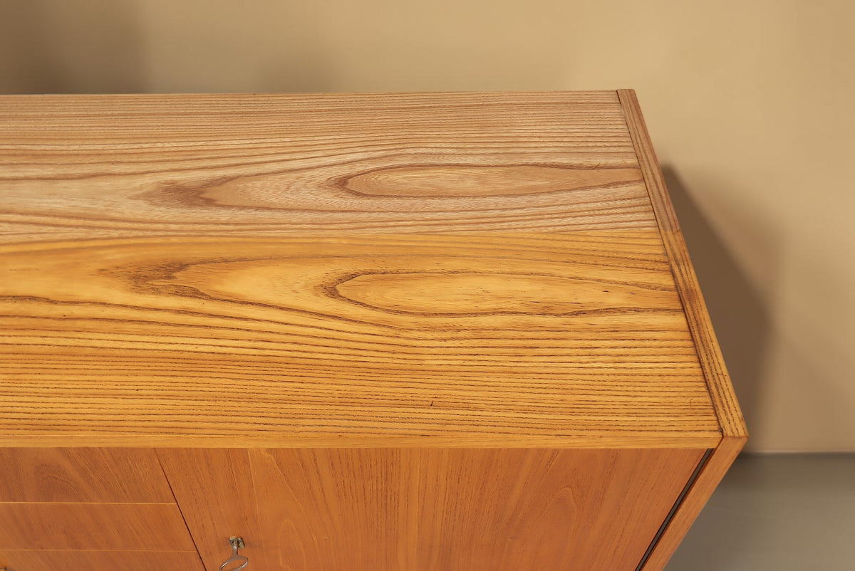 Vintage Space Hellerau Kommode aus hellem Holz mit markanter Maserung in Mid Century Optik von oben