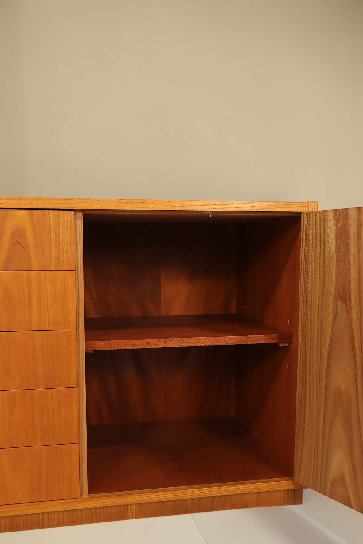 Vintage Space Hellerau Kommode aus Holz mit offenem Schrankfach und Schubladen im Mid Century Design