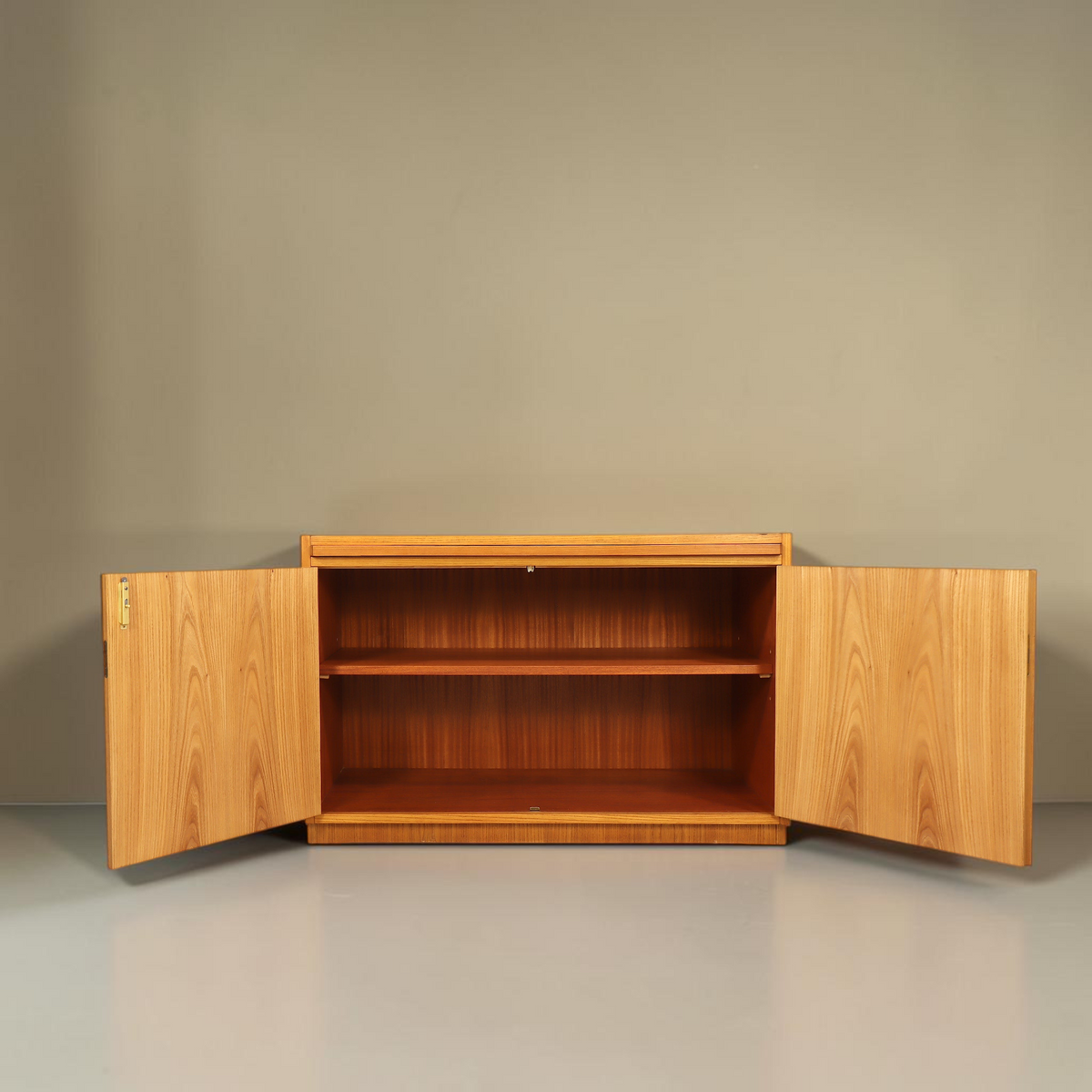 Vintage Space Hellerau Sekretär Kommode aus Holz im Mid-Century-Stil mit geöffneten Türen und Regalböden