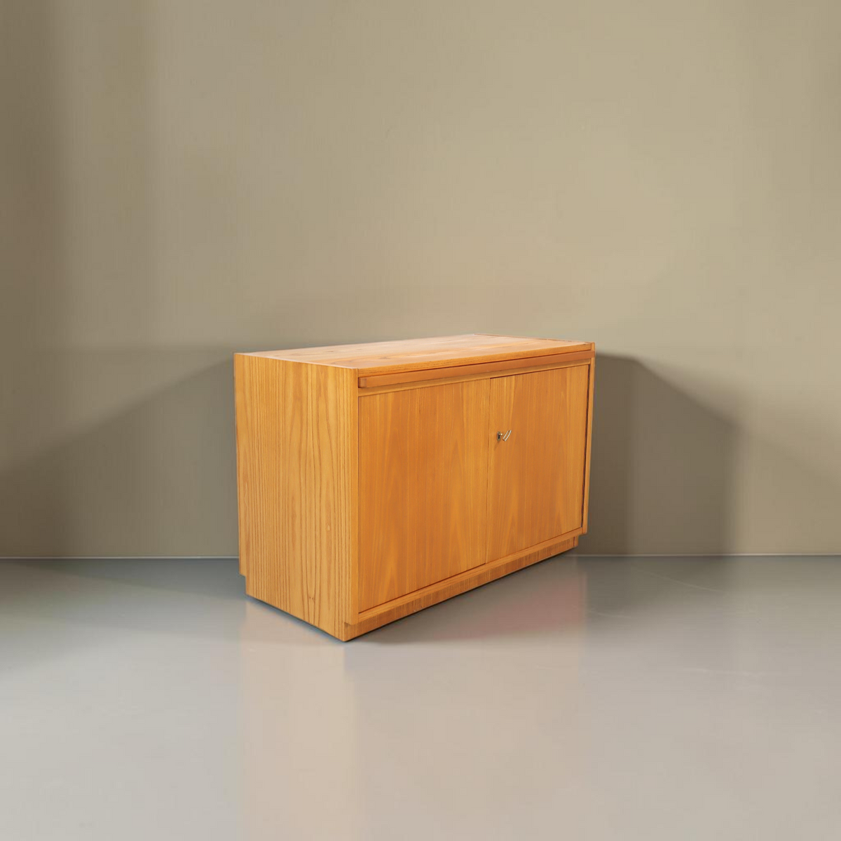 Vintage Space Hellerau Sekretär Kommode aus Holz im Mid-Century-Stil mit ausziehbarer Schreibfläche und Schloss