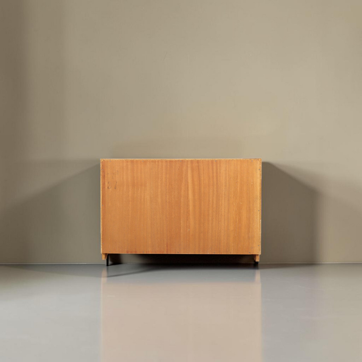 Vintage Space Hellerau Sekretär Kommode aus Holz in Mid-Century-Optik, Rückansicht vor weißem Hintergrund