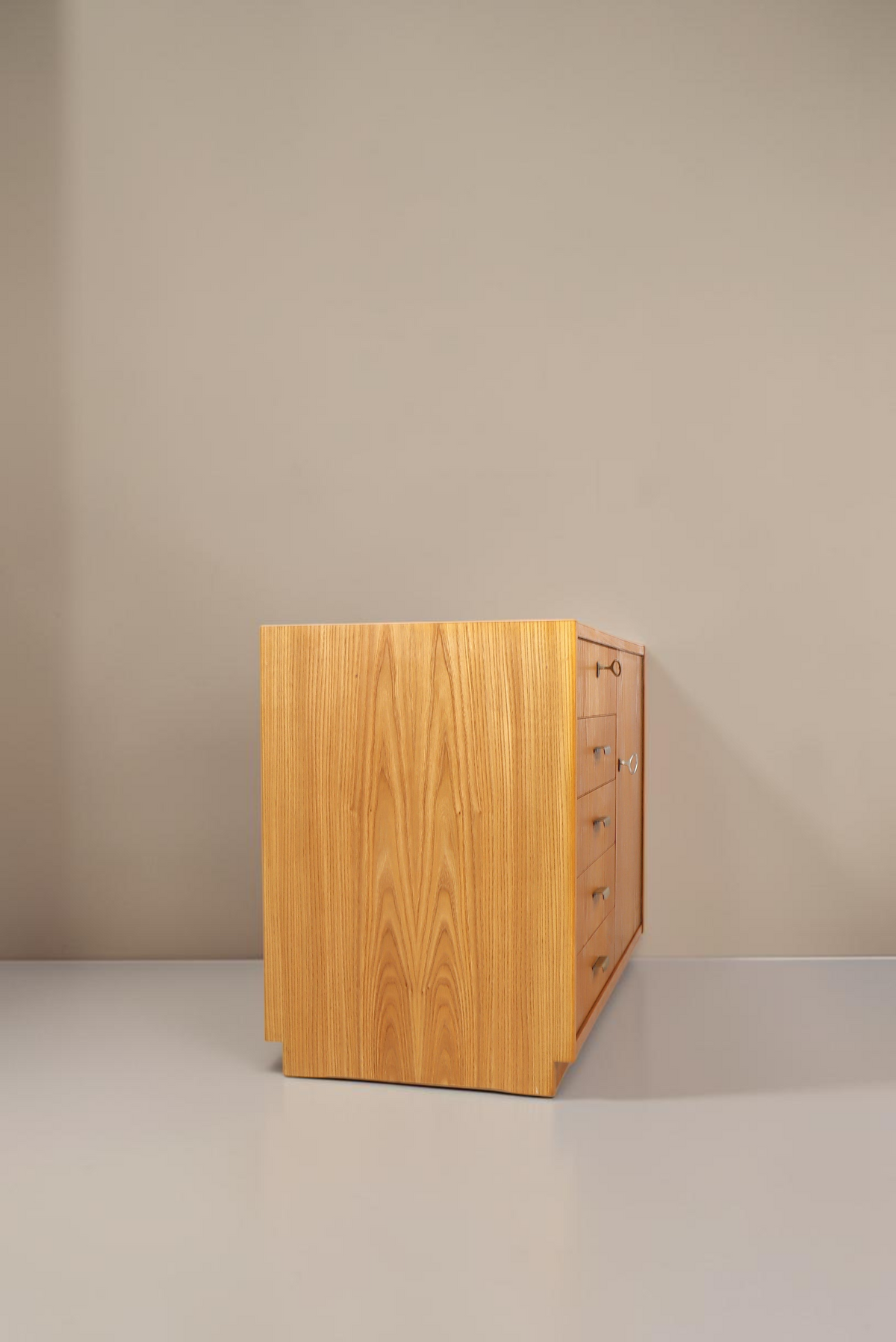 Vintage Space Hellerau Kommode im Mid Century Design aus hellem Holz mit vier Schubladen und Schrankfach