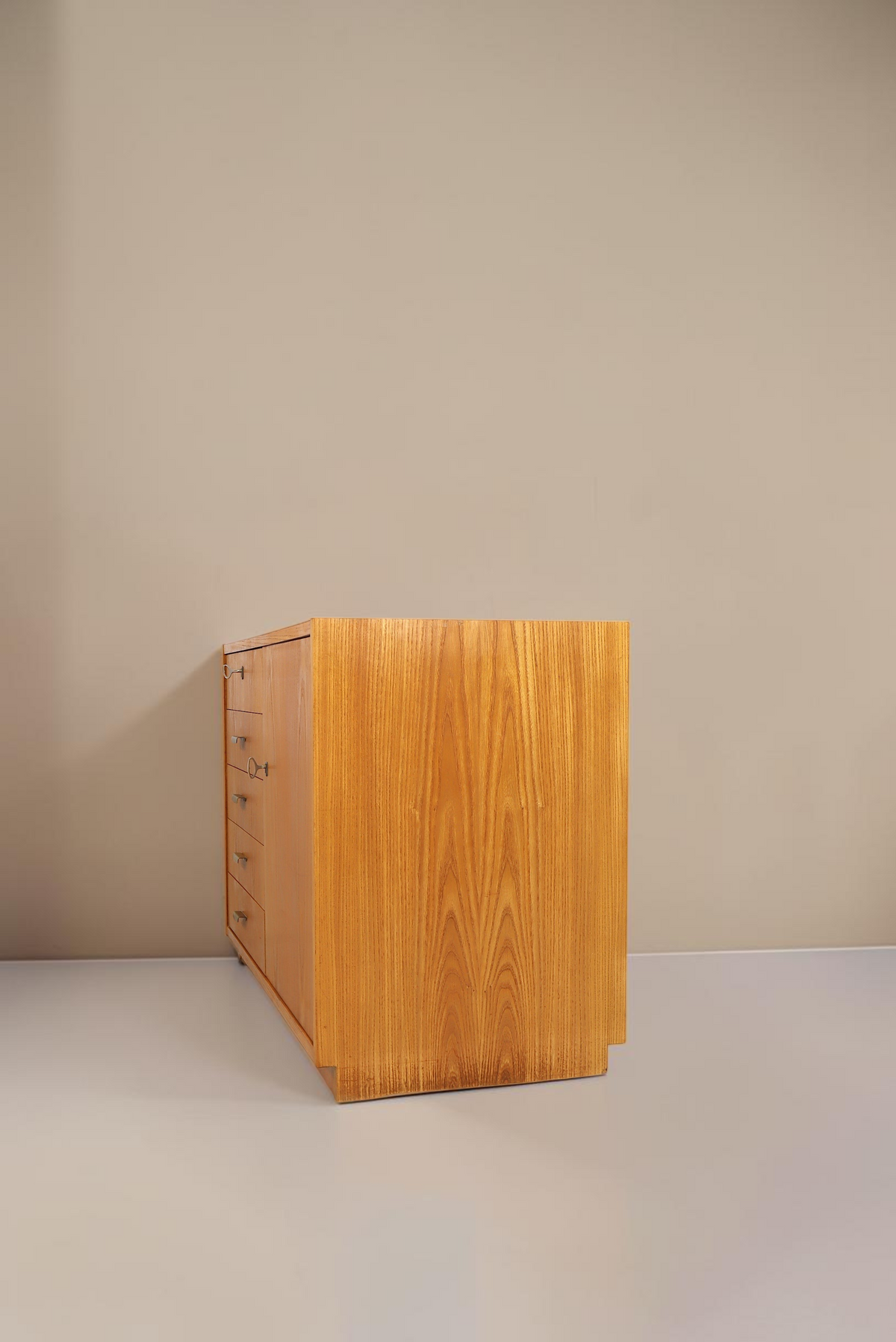 Vintage Space Hellerau Kommode im Mid Century Design mit Holzmaserung, vier Schubladen und Schrankfach