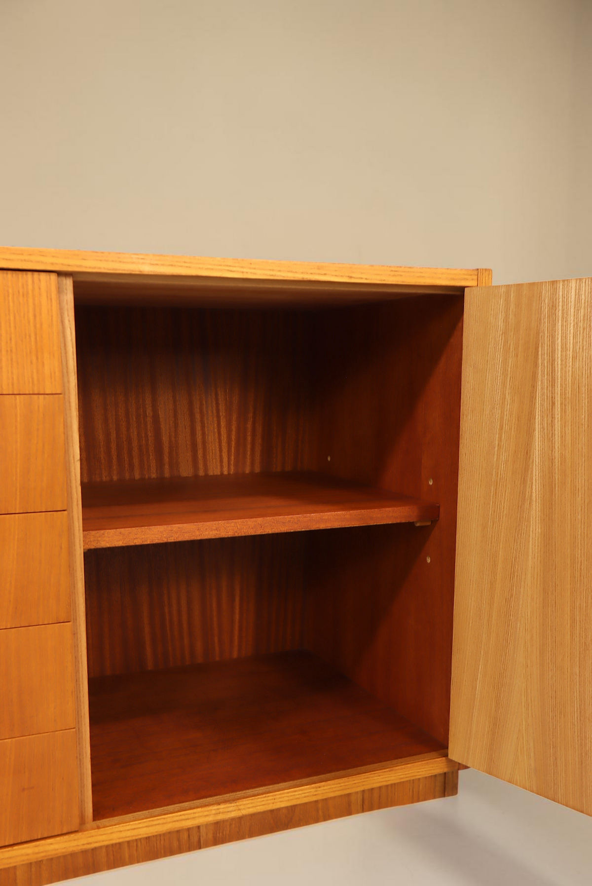 Vintage Space Hellerau Kommode aus Holz mit offenem Schrankfach und verstellbarem Regalboden im Mid Century Design