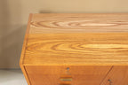 Vintage Space Hellerau Kommode aus Holz mit markanter Maserung im Mid Century Design von oben betrachtet
