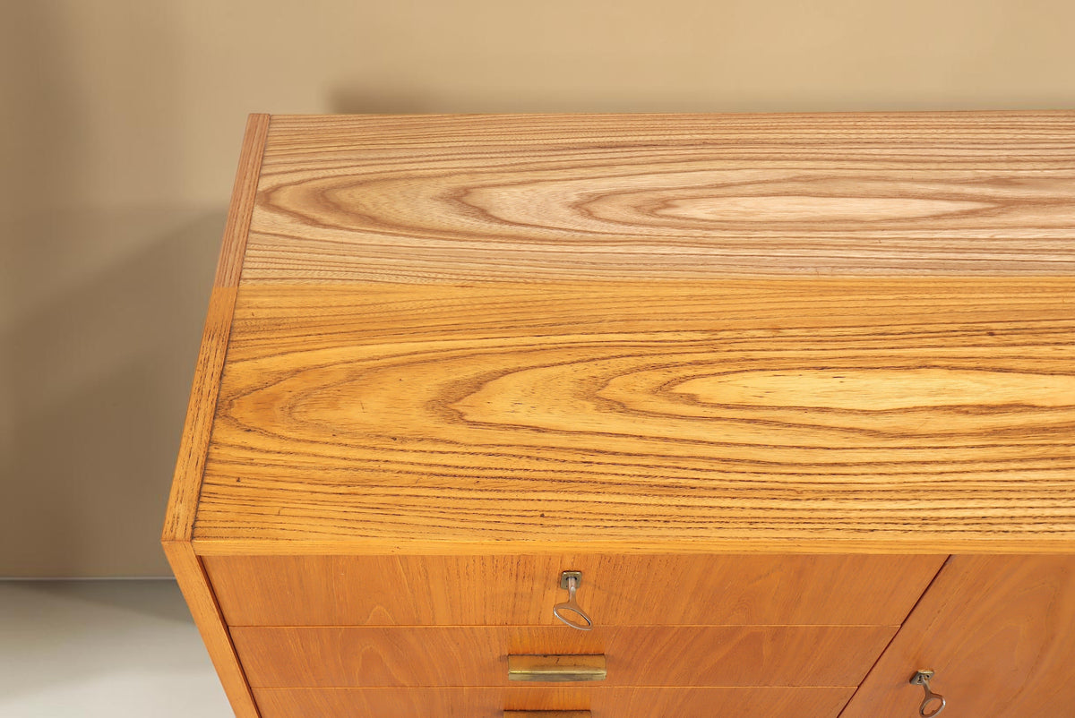 Vintage Space Hellerau Kommode aus Holz mit markanter Maserung im Mid Century Design von oben betrachtet