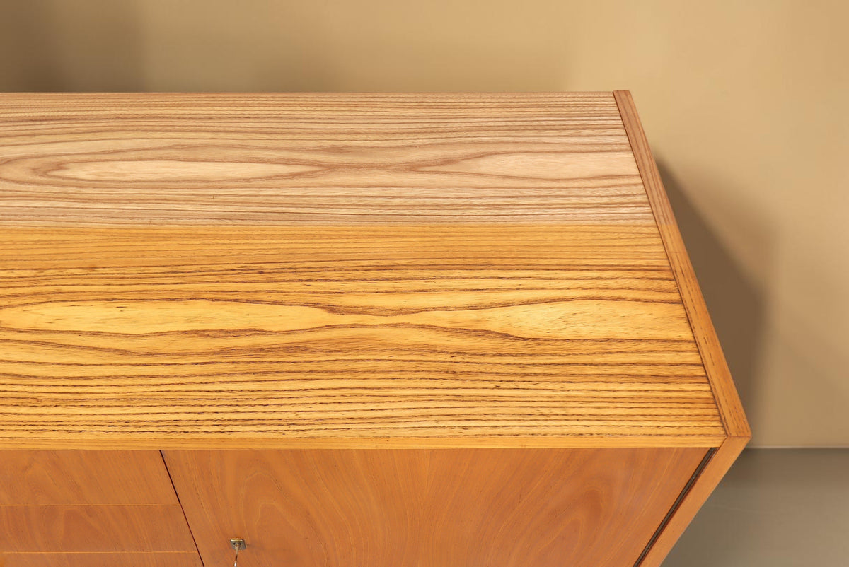 Vintage Space Hellerau Kommode aus Holz mit markanter Maserung im Mid Century Design von oben betrachtet