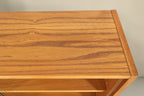 Vintage Space skandinavisches Bücherregal aus hellem Holz mit sichtbarer Maserung in Mid-Century-Optik