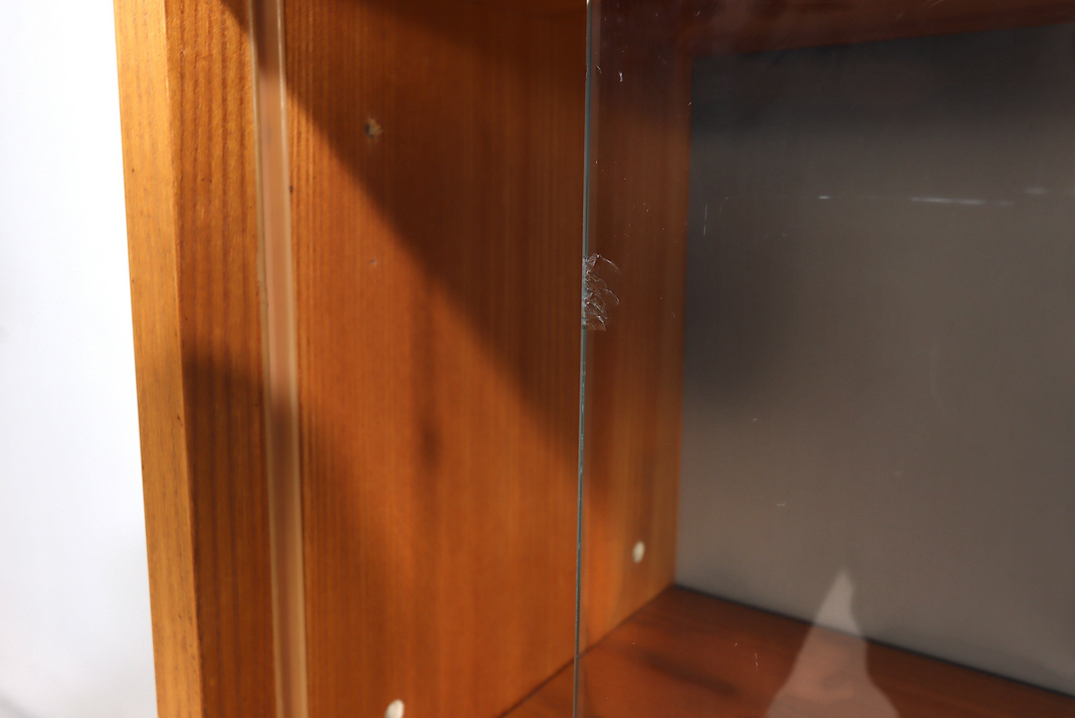 Vintage Space skandinavisches Bücherregal aus Holz mit Glasschiebetür und sichtbarem Kratzer im Glas