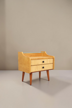 Vintage Space DDR Nachttisch aus hellem Holz mit zwei Schubladen, schwarzen Knöpfen und Glasplatte im Mid-Century Stil