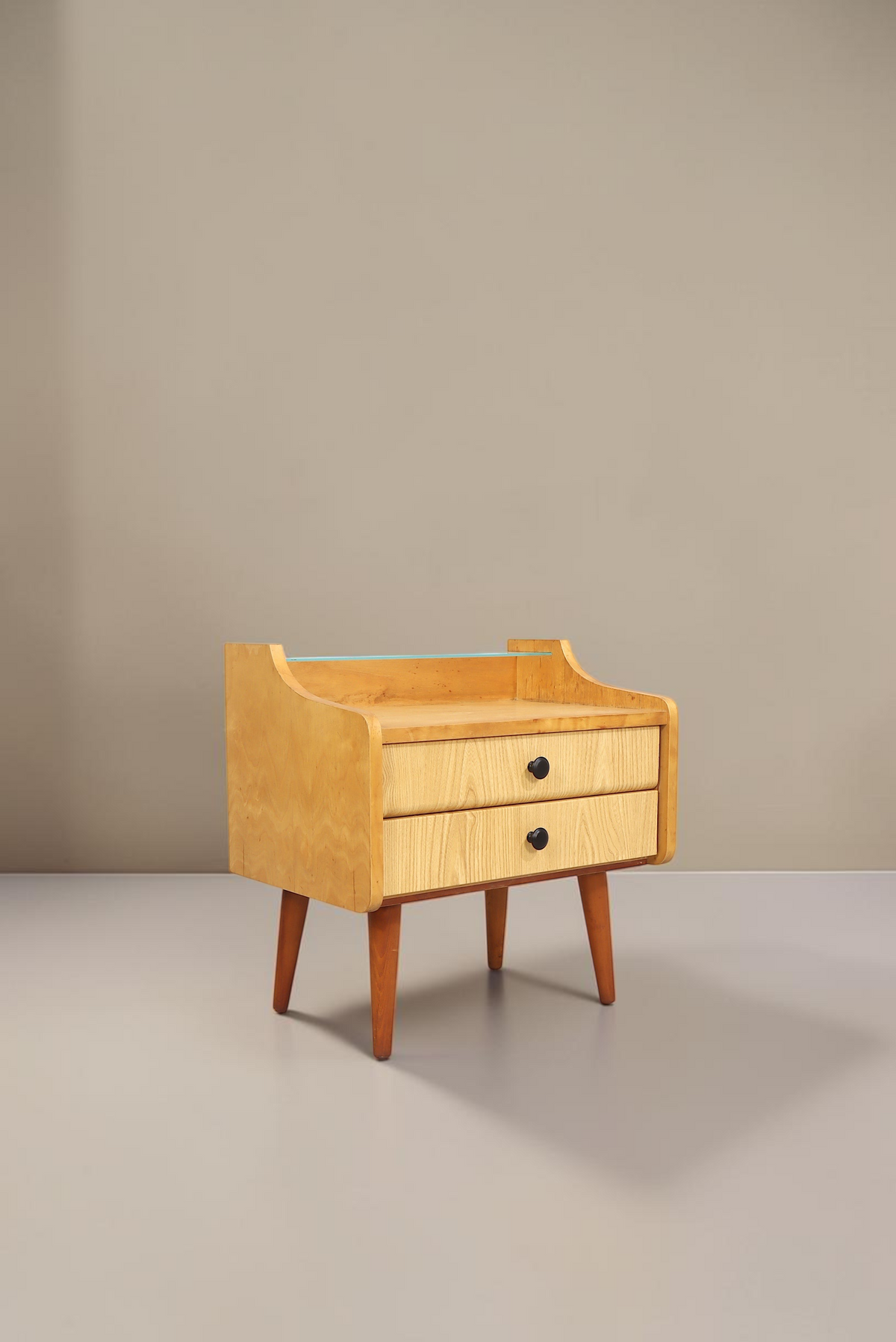 Vintage Space DDR Nachttisch aus hellem Holz mit zwei Schubladen, schwarzen Knöpfen und Glasplatte im Mid-Century Stil