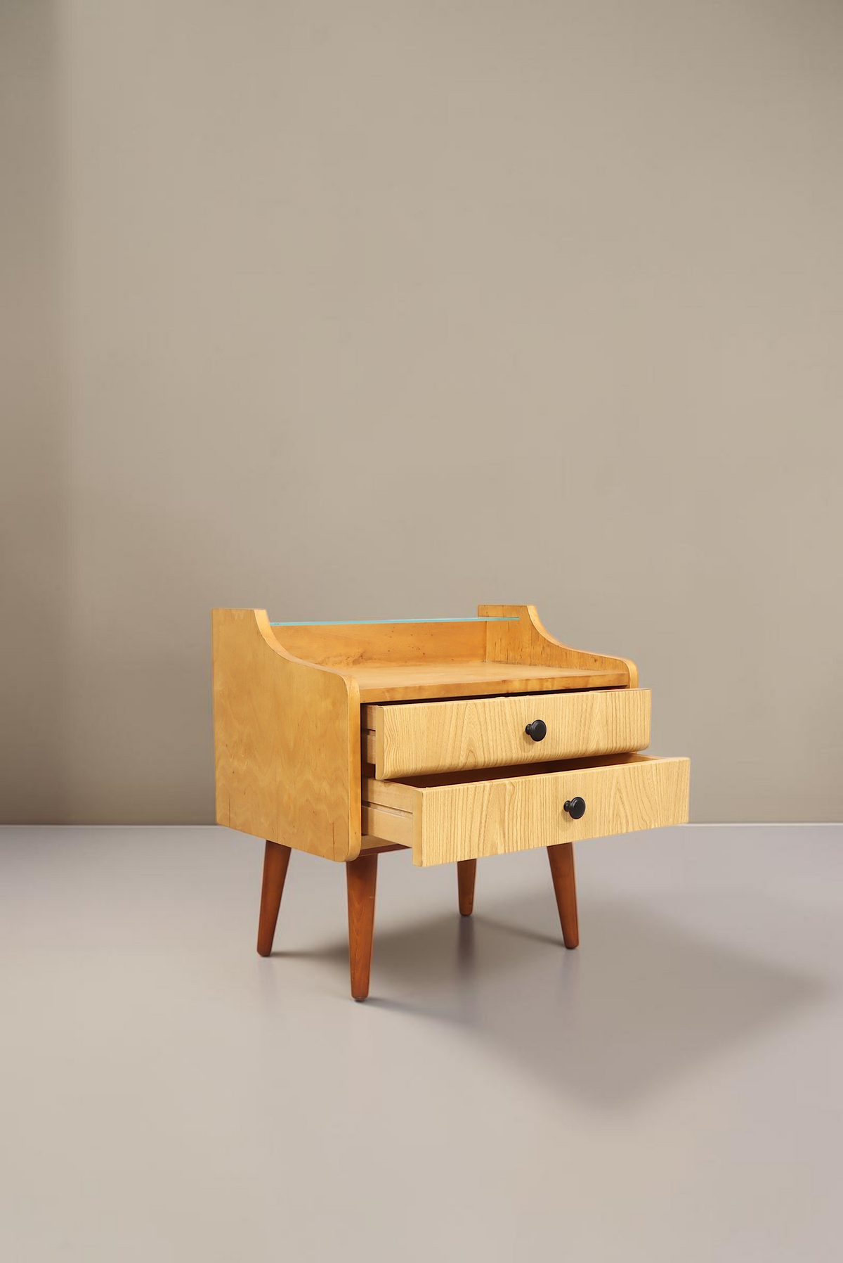 Vintage Space DDR Nachttisch aus hellem Holz mit zwei Schubladen und Glasplatte im Mid-Century Design