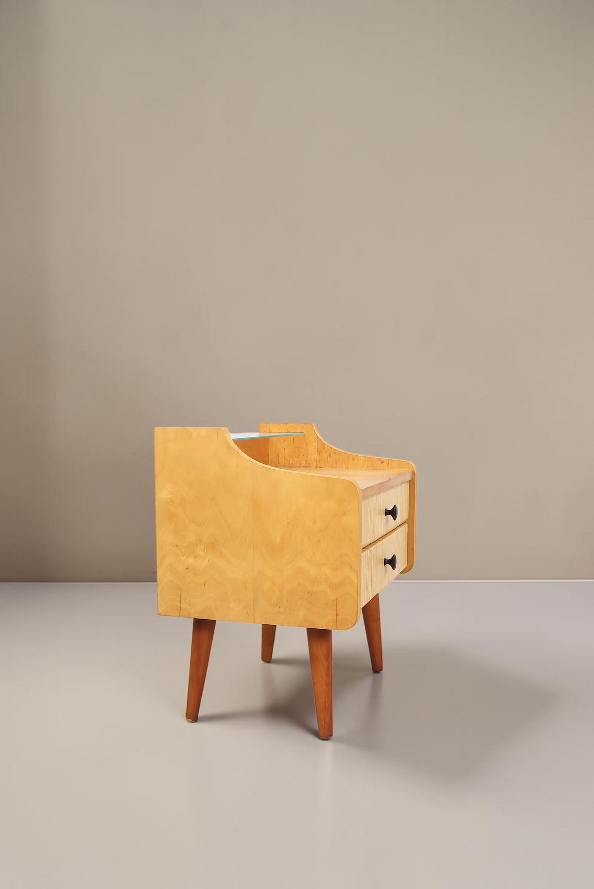 Vintage Space DDR Nachttisch aus hellem Holz mit zwei Schubladen und Glasablage im Mid-Century Design