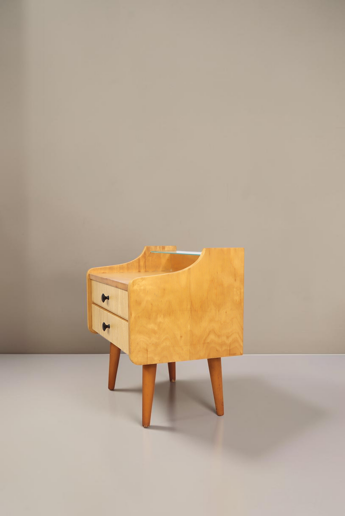 Vintage Space DDR Nachttisch aus hellem Holz mit zwei Schubladen und Glasablage im Mid-Century-Design