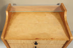 Vintage Space DDR Nachttisch aus hellem Holz mit Glasplatte und schwarzen Knöpfen in der Draufsicht
