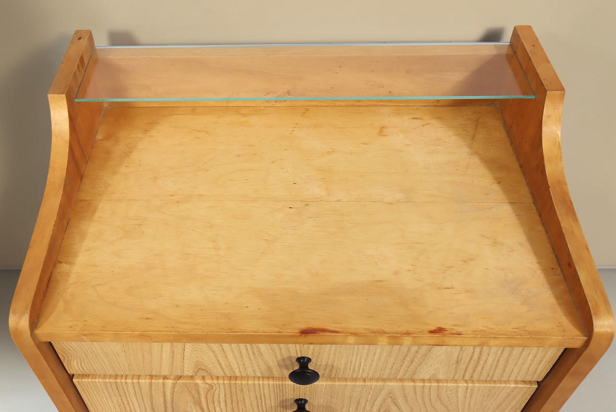 Vintage Space DDR Nachttisch aus hellem Holz mit Glasplatte und schwarzen Knöpfen in der Draufsicht