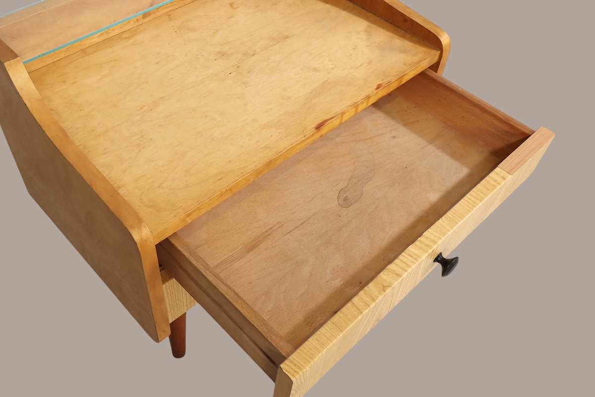 Vintage Space DDR Nachttisch aus hellem Holz mit offener Schublade und Glasplatte im Mid-Century Design