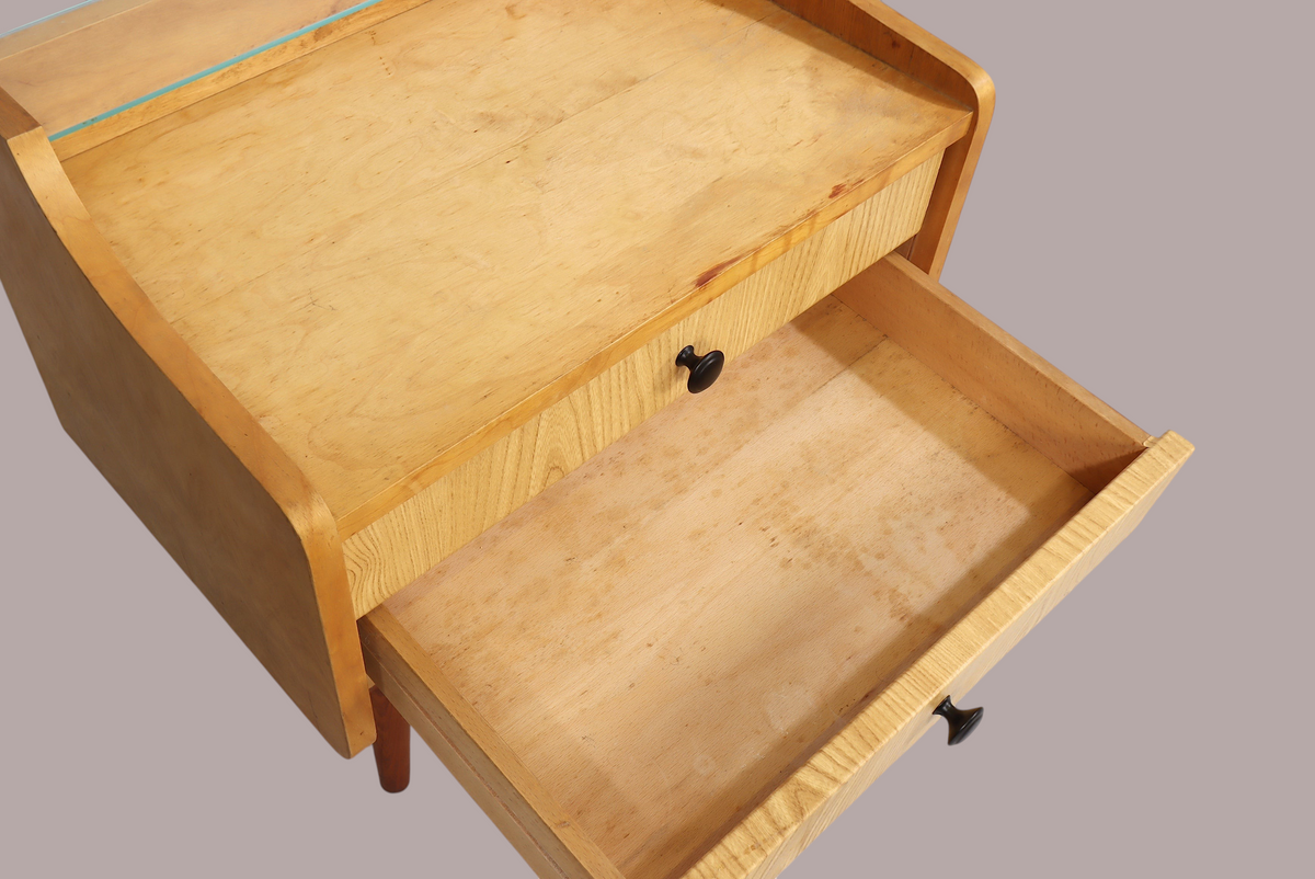 Vintage Space DDR Nachttisch aus hellem Holz mit offener Schublade und schwarzem Knauf im Mid-Century Design