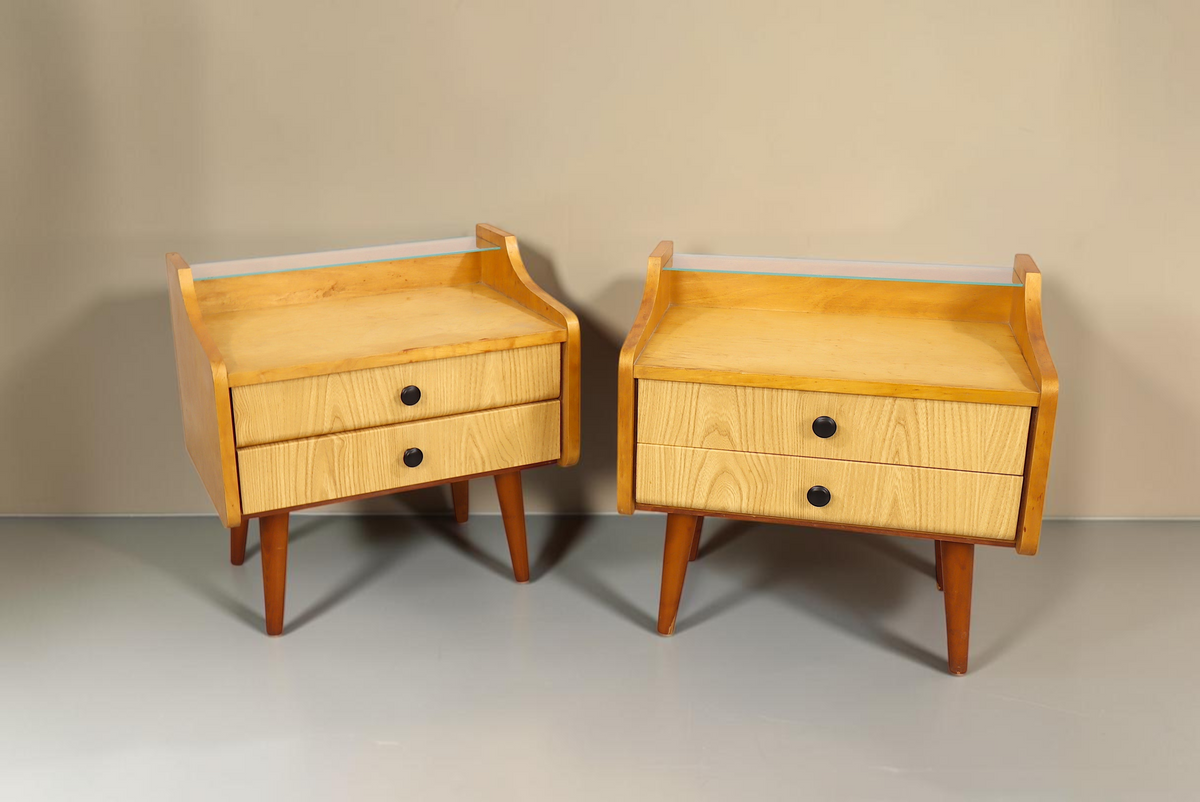 Vintage Space DDR Nachttisch Set aus hellem Holz mit zwei Schubladen, schwarzen Knöpfen und Glasablage im Mid-Century-Stil