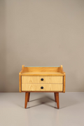Vintage Space DDR Nachttisch aus hellem Holz mit zwei Schubladen und schwarzen Knöpfen im Mid-Century Design