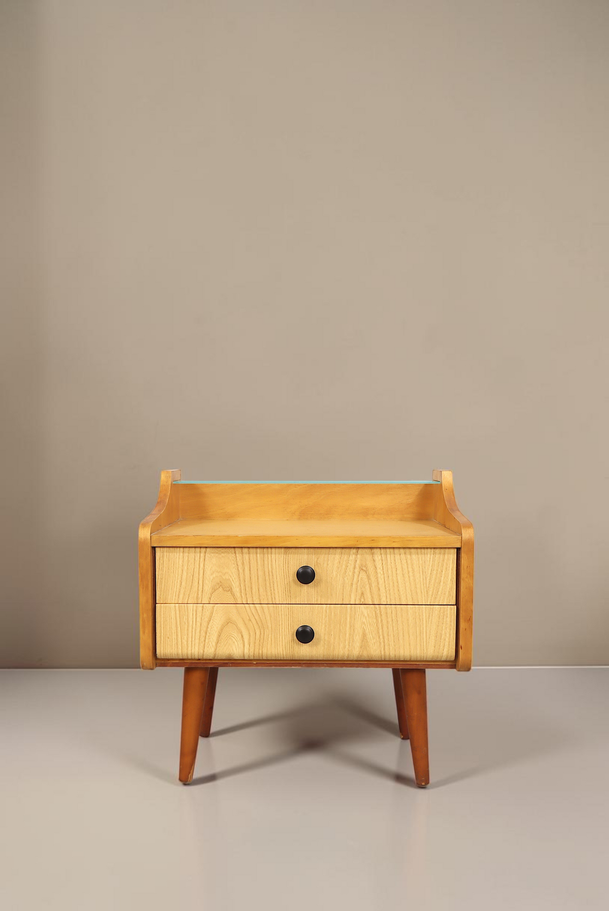 Vintage Space DDR Nachttisch aus hellem Holz mit zwei Schubladen und schwarzen Knöpfen im Mid-Century Design
