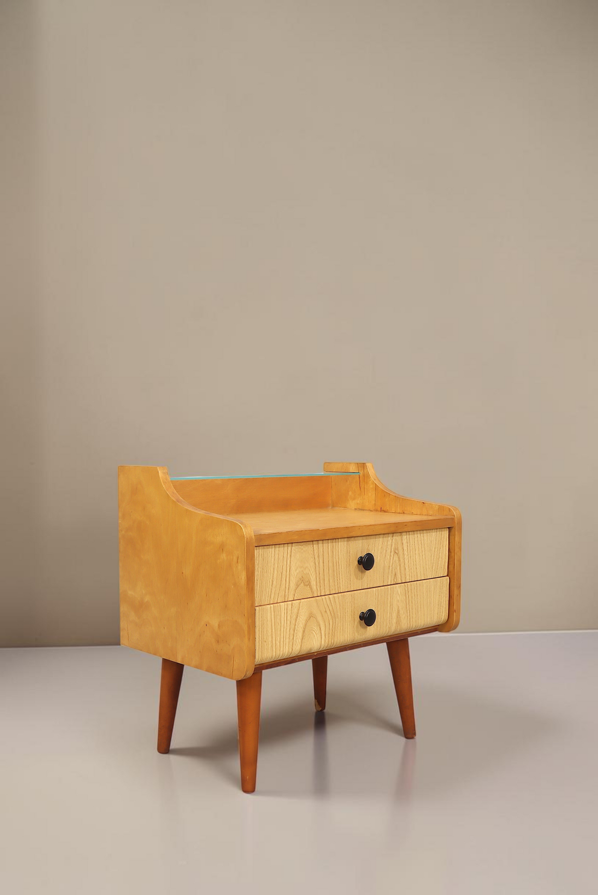 Vintage Space DDR Nachttisch aus Holz mit zwei Schubladen und Glasablage im Mid-Century Design