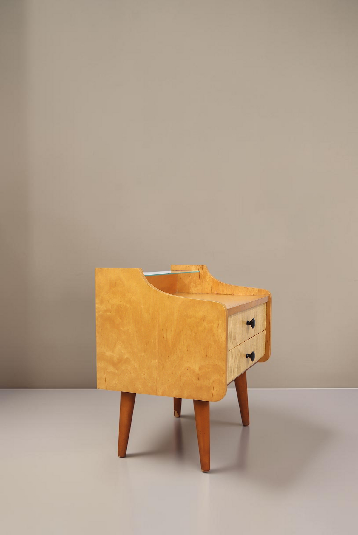 Vintage Space DDR Nachttisch aus hellem Holz mit zwei Schubladen und Glasablage im Mid-Century Design