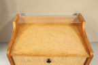 Vintage Space DDR Nachttisch aus hellem Holz mit Glasablage und schwarzem Knopfgriff in der Draufsicht