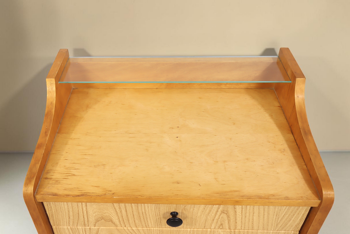 Vintage Space DDR Nachttisch aus hellem Holz mit Glasablage und schwarzem Knopfgriff in der Draufsicht