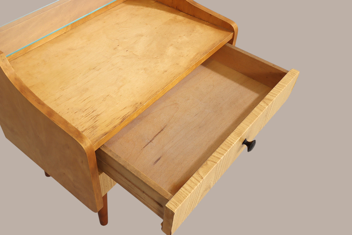 Vintage Space DDR Nachttisch aus hellem Holz mit offener Schublade und Glasplatte im Mid-Century Design