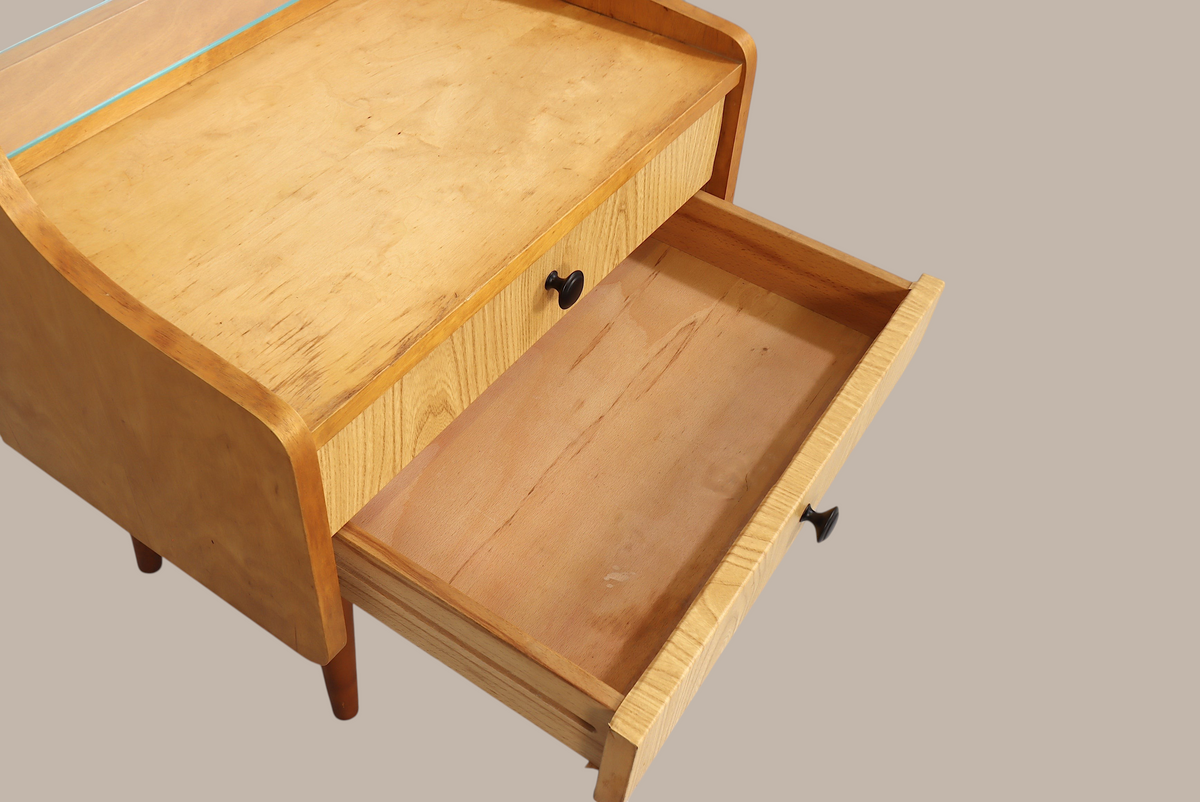 Vintage Space DDR Nachttisch aus hellem Holz mit einer offenen Schublade und schwarzem Knopfgriff im Mid-Century Stil
