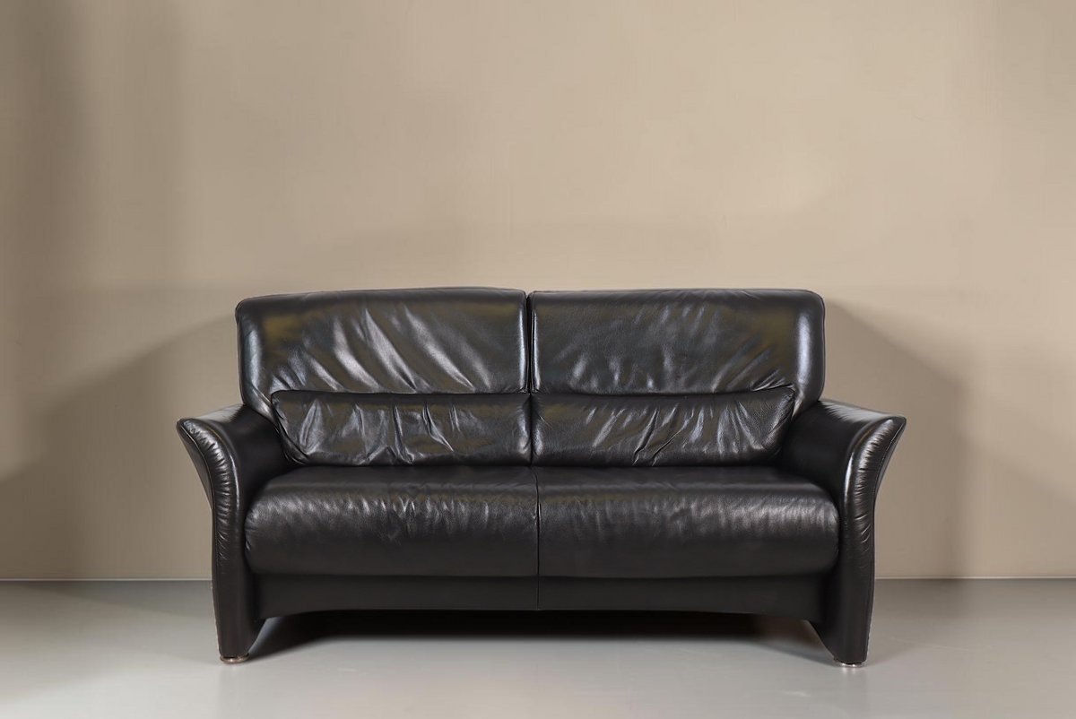 Vintage Space Koinor 2-Sitzer Sofa in schwarzem Leder mit klassischer Polsterung und zeitlosem Mid-Century-Design