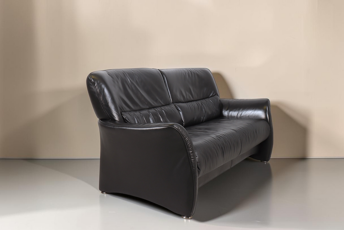 Vintage Space Koinor 2-Sitzer Sofa in schwarzem Leder mit eleganter Mid-Century Form und komfortabler Polsterung