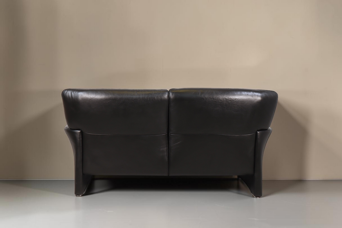 Vintage Space Koinor 2-Sitzer Sofa in schwarzem Leder mit klassischem Mid-Century Design, Rückansicht
