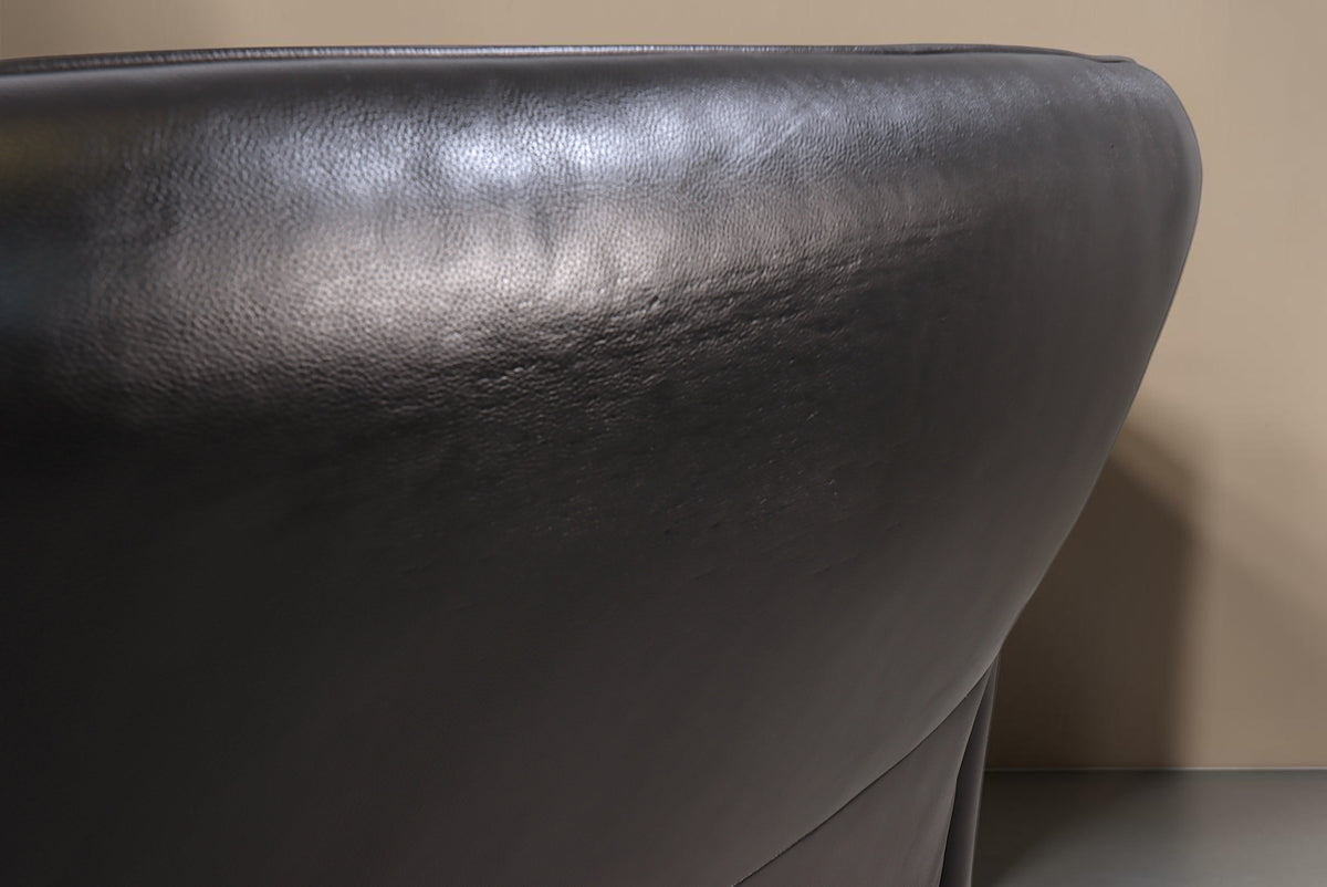 Vintage Space Koinor 2-Sitzer Sofa aus schwarzem Leder mit hochwertiger Textur und geschwungener Rückenlehne