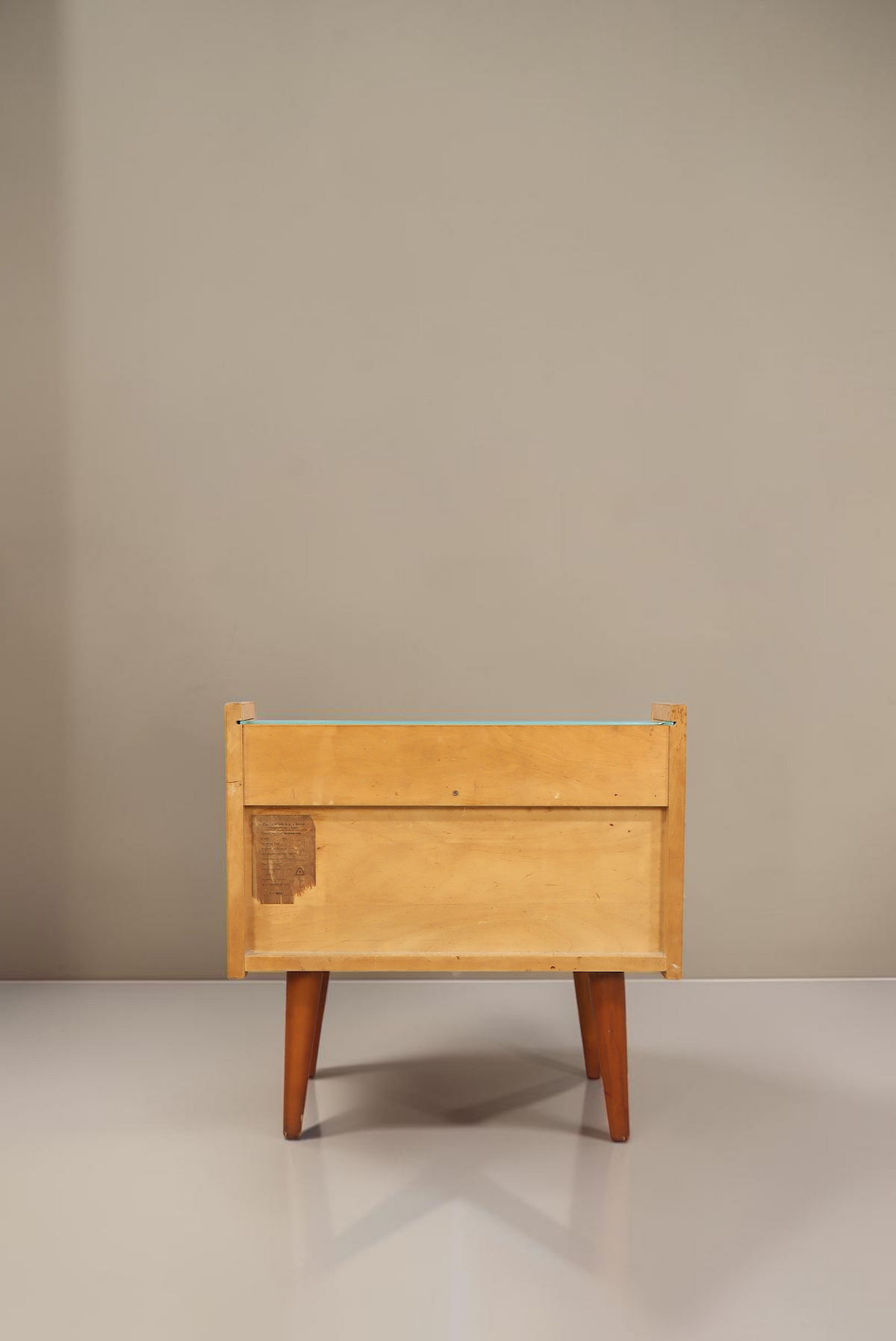 Vintage Space DDR Nachttisch aus Holz mit konischen Beinen, Rückansicht des Mid-Century Möbelstücks
