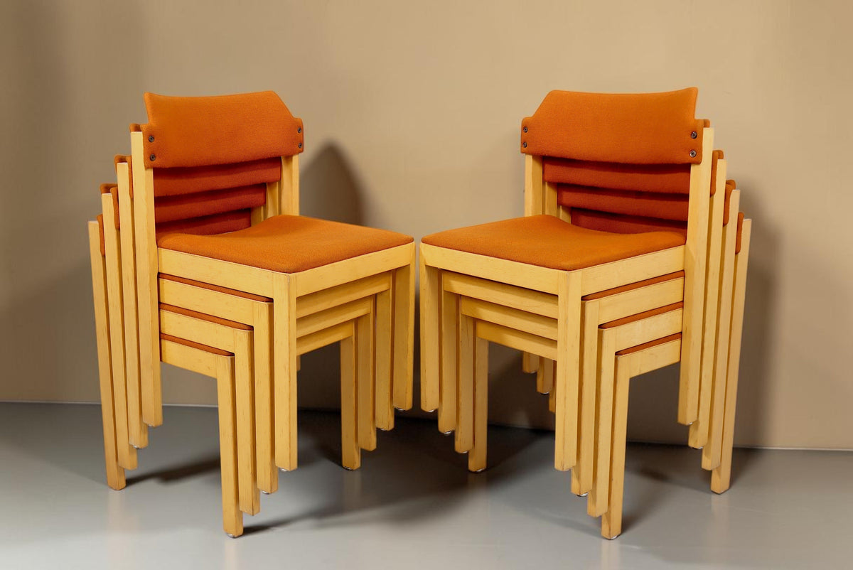 Vintage Space 4er-Set stapelbare Mid Century Esszimmerstühle mit hellem Holzgestell und orangefarbenem Stoffbezug