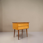 Vintage Space Mid Century Nachttisch aus Holz mit zwei Schubladen und konischen Beinen im Retro-Design der 50er Jahre