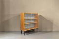 Vintage Space skandinavisches Bücherregal aus Holz mit Glasschiebetüren und schlanken dunklen Beinen im Mid-Century-Stil