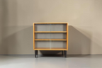 Vintage Space skandinavisches Bücherregal aus Holz mit Glasschiebetüren und schlanken dunklen Beinen im Mid-Century-Stil